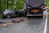 Heftiger Crash auf Bundesstraße: Autofahrer rast in Lkw und stirbt