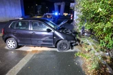 Crash im Erzgebirge: Jugendlicher kracht mit VW gegen Hauswand und Gartenzaun