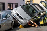 Kurioser Unfall mit aufwändigen Folgen: Seniorin brettert über parkende Autos