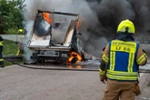 Dunkle Rauchwolke an der A9: McDonald's-Laster geht in Flammen auf