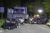 Škoda kracht frontal in Milch-Tanker: Auto wird komplett zerstört, Fahrer stirbt bei Unfall