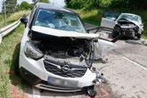 Frontalcrash mit Schwerverletzten: Senior muss aus Wagen geschnitten werden