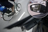 Schwer verletzt nach Unfall in Leipzig: Radfahrer kracht gegen Autotür