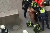 Frau springt aus Fenster, dann zieht sie sich aus und fängt an zu pinkeln!