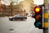 An der Ampel: Mann öffnet plötzlich Autotür und überfällt 70-Jährige