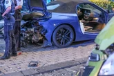 Trio in Klinik: 19-Jähriger rast auf nasser Straße mit 340-PS-BMW in den Gegenverkehr