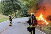 Kia brennt aus: Fahrer unter Drogen, betrunken und ohne Lappen