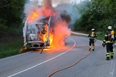Müll-Lkw in Vollbrand: Münchner Feuerwehr kämpft gegen Flammen in Oberföhring