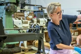 Da kommen DDR-Erinnerungen auf: Ministerin Klepsch jobbt als Museums-Praktikantin