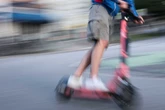 Getunter E-Scooter brettert mit 60 km/h durch Zwickau: Polizei zieht Fahrer aus dem Verkehr