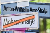 Die Schilder hängen schon: Umbenennung der Mohrenstraße dennoch vorerst gestoppt