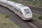 Polizei trägt Schwarzfahrer aus ICE, dann pinkelt er in eine Zelle