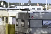 Mann läuft nackt über Campingplatz: Dann setzt er noch einen drauf