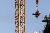 Kranführer erleidet Notfall während der Arbeit: Bei seiner Rettung eskaliert die Situation