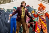 Lachend in den Untergang: "Apokalypse Clown" feuert Gag-Salven - doch nicht jede Witz-Rakete trifft