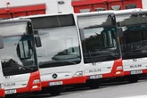 Unfall mit Linienbus: Acht Kinder verletzt - Vierjährige mit Schmerzen im Krankenhaus