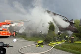 Dichte Rauchwolke quillt aus Einfamilienhaus: Einsatzkräfte kämpfen gegen Feuer