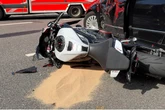 Motorrad kollidiert mit Auto: Mehrere Personen bei heftigem Crash verletzt