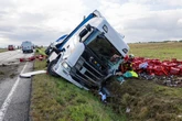 Crash mit Bier-Lkw: Drei Verletzte, Straße zweimal gesperrt