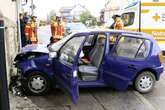 Frau knallt mit ihrem Auto gegen Hauswand - Klinik!