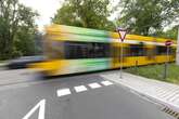 Kurioser Straßenbahn-Unfall in Dresden: Frau wird von ihrem Ständer mitgerissen!