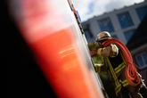 Gartenlaube in Flammen: Erst die Feuerwehr macht den Besitzer darauf aufmerksam