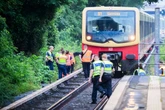 S-Bahn prallt bei Gewitter gegen Baum: Hundert Fahrgäste gestrandet
