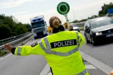 20 Tonnen zu viel! Holztransporter sprengt Polizeiwaage auf der A9