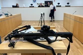 Im Suff mit Armbrust getötet: 25-Jähriger muss sich vor Gericht verantworten