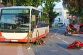 Suff-Fahrer kracht mit VW in Linienbus: Zwei Personen schwer verletzt