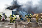 Lagerhalle auf Ostseeinsel in Flammen: Löscharbeiten noch immer nicht abgeschlossen