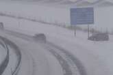 Schneechaos auf den Autobahnen: A72 spiegelglatt und schneeweiß