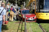 Unfall an Bahnübergang: Auto zwischen Tram und Geländer verkeilt
