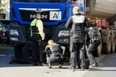 Mehrere Meter mitgeschleift: Frau stirbt nach Kollision mit Lkw, Ehemann muss alles mit ansehen