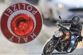 Ohne Versicherung und Kennzeichen war selbst gebastelt: Promille-Biker flieht vor Polizei