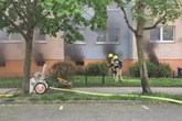 Großeinsatz in Plattenbau: Mehrere Kellerverschläge in Flammen