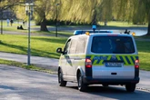Frau mit Glasflasche auf Kopf geschlagen: Zwei Schwerverletzte nach Streit in Park