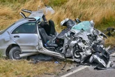 Mercedes rast frontal in Gegenverkehr: Fahrer stirbt nach Unfall mit Lastwagen