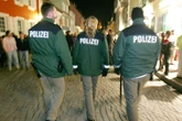 Mann klettert Parkhaus-Fassade hinauf und verletzt drei Polizisten