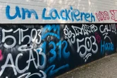 Hässliche Graffitis prangen fast überall: Schule von Störenfrieden "umlackiert"