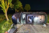 Suff-Fahrt im Erzgebirge: Skoda kracht gegen mehrere Bäume, Fahrer schwer verletzt
