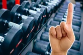 Mann stemmt fast 145 Kilogramm - und das mit nur einem Finger!