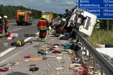 Trümmerfeld auf der A2 bei Burg: Wohnmobil überschlägt sich und landet auf Leitplanke
