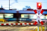 Trotz Schranke über Gleise gerannt: Junger Mann von S-Bahn erfasst und tödlich verletzt