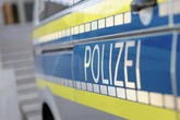Messer und Schlagstock bringen Räuber nichts: Markt-Mitarbeiter schlägt Wodka-Dieb nieder