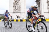 Traum-Finale in der Stadt der Liebe: Tour-Star geht nach letzter Etappe auf die Knie