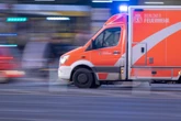 Kreuzungs-Crash in Kreuzberg: Autos krachen zusammen