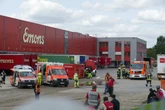 Chemikalien treten aus Fass aus: Mehrere Verletzte nach Unfall bei Speditions-Unternehmen