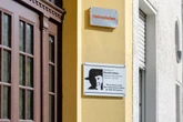 Nach Zerstörung durch Vandalismus: Gedenktafel am Harald-Juhnke-Haus erstrahlt wieder im alten Glanz