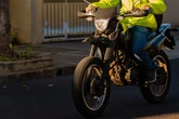 Eingetretene Tür bringt Polizei auf Plan: Beamte finden gestohlenes Motorrad